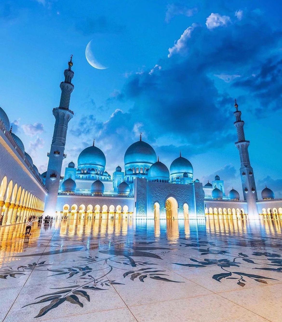 Rent Abayas at Sheikh Zayed Mosque